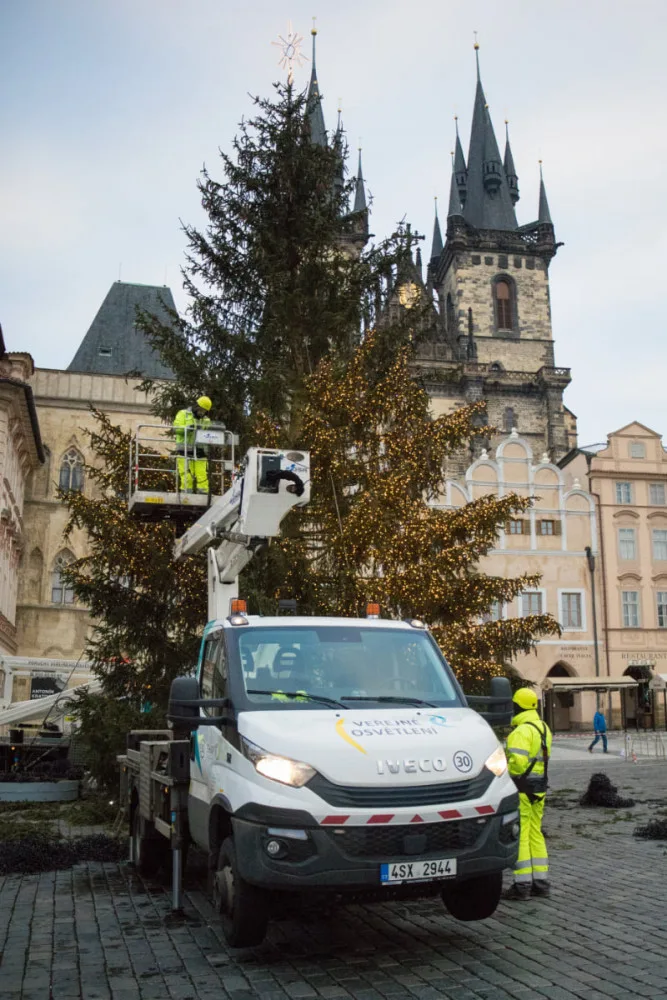 FOTO: Podívejte se, jak probíhalo odstrojování vánočního stromu na Staroměstském náměstí. Co s ním bude dál?