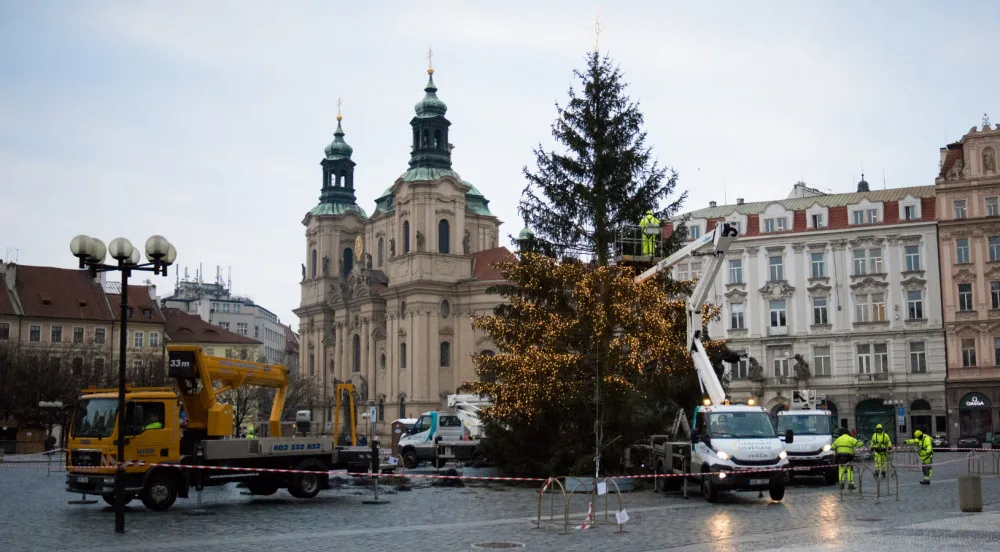 FOTO: Podívejte se, jak probíhalo odstrojování vánočního stromu na Staroměstském náměstí. Co s ním bude dál?