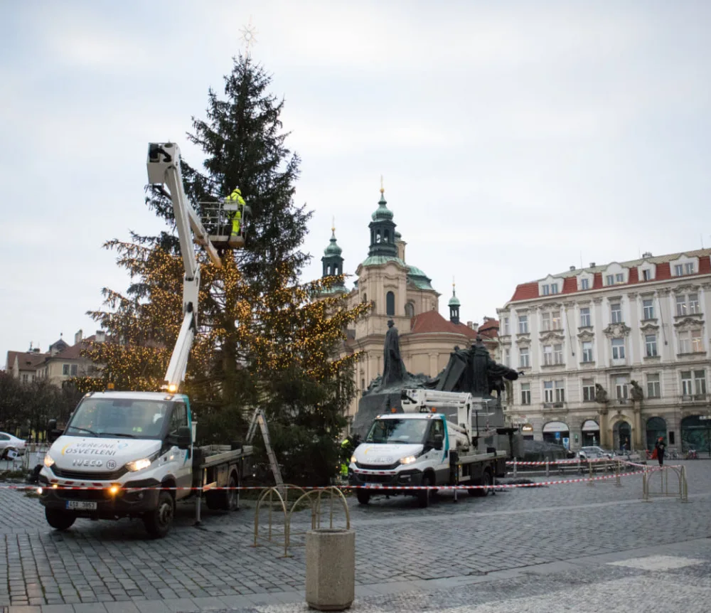 FOTO: Podívejte se, jak probíhalo odstrojování vánočního stromu na Staroměstském náměstí. Co s ním bude dál?
