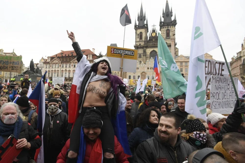 FOTO: V centru Prahy demonstrovaly tři tisíce lidí proti vládním opatřením