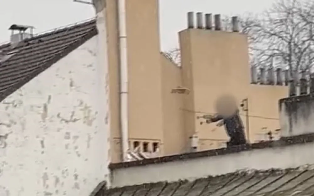 FOTO, VIDEO: Muž házel ze střechy na ulici kusy betonu, pak se chtěl zabít