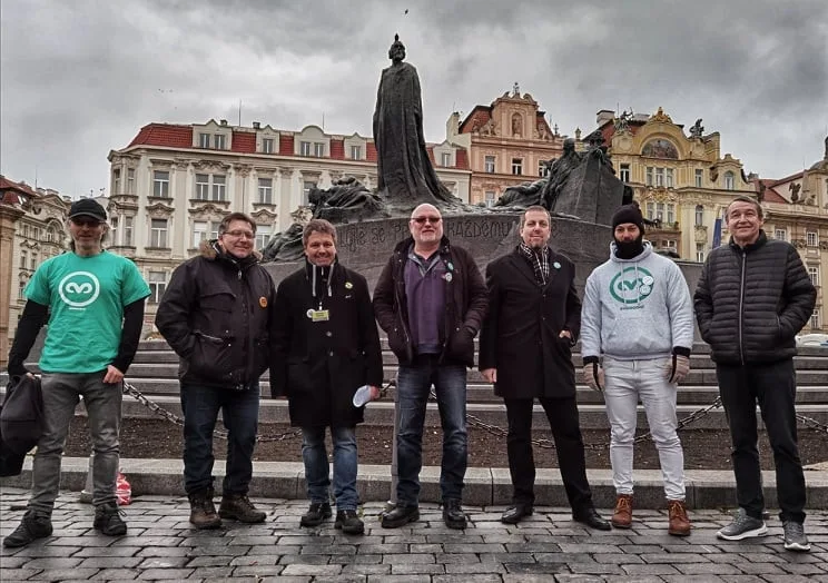 Zastupitel Prahy 6 Dočekal moderoval demonstraci na Staromáku. Opozice volá po jeho vyloučení