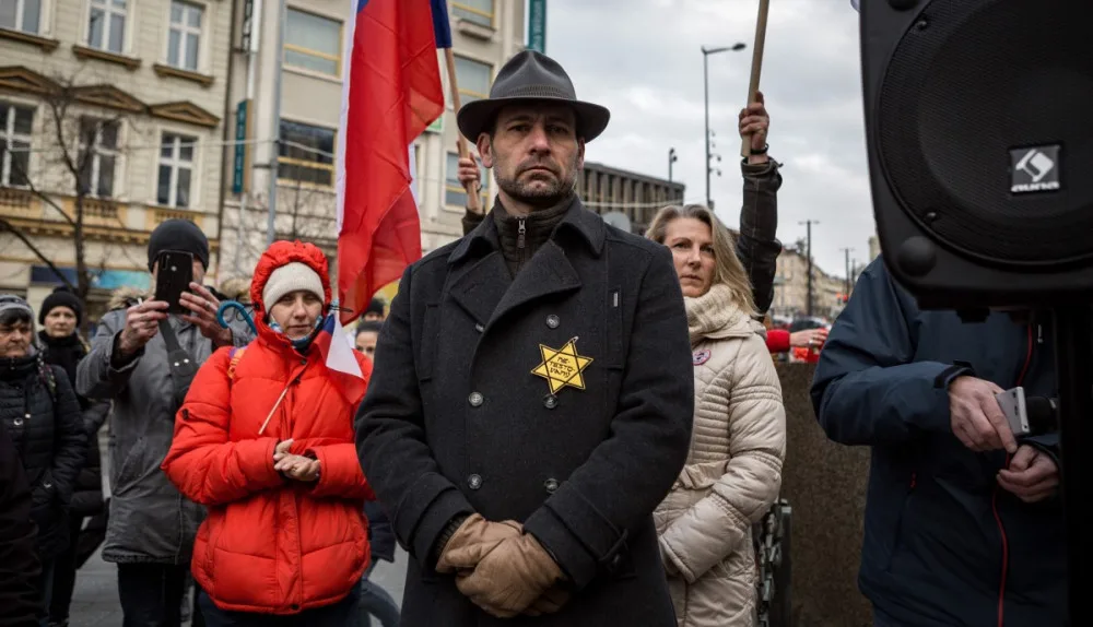 Demonstranti by se za zneužití židovské hvězdy měli omluvit, vyzývají představitelé církví