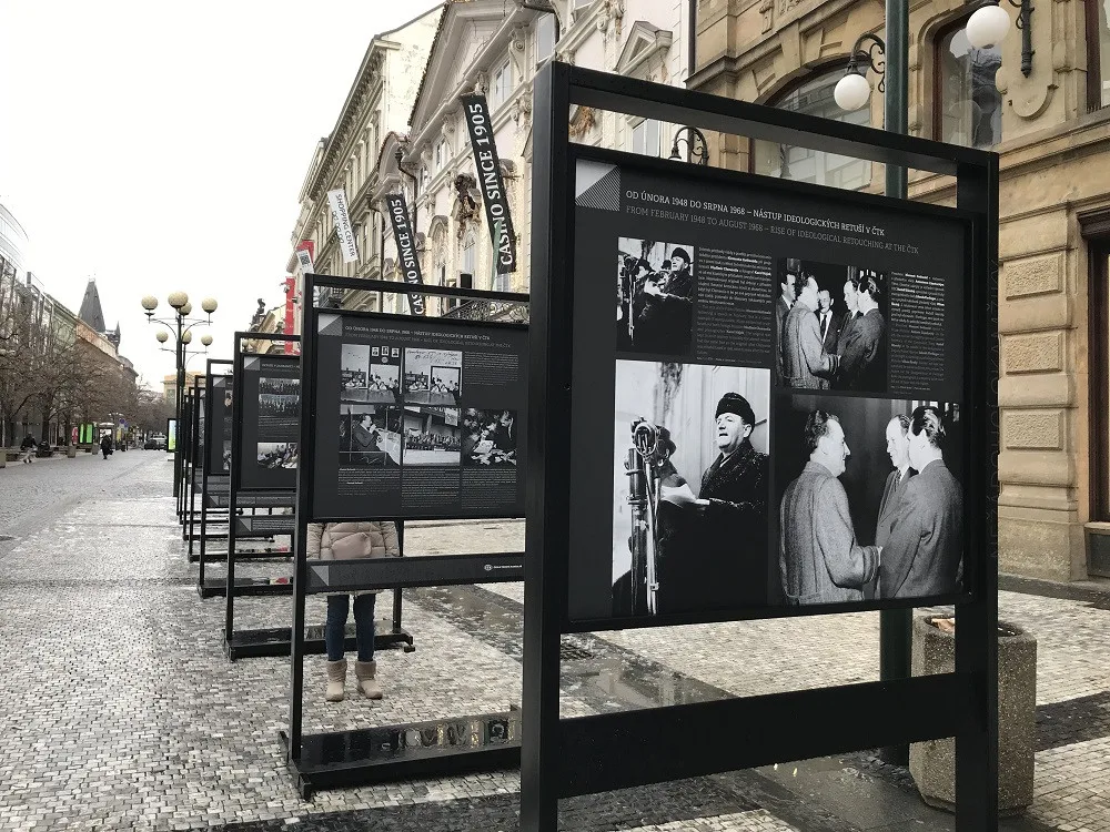 FOTO: Venkovní výstava Nežádoucí okamžiky je zaměřená na cenzuru novinářských snímků
