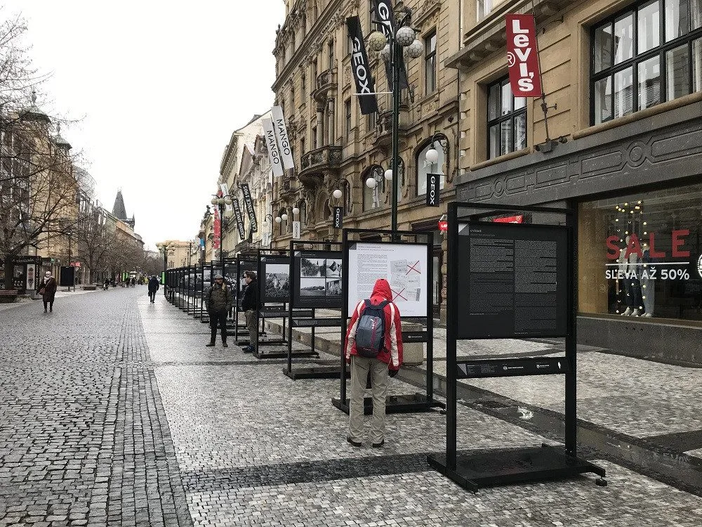 FOTO: Venkovní výstava Nežádoucí okamžiky je zaměřená na cenzuru novinářských snímků