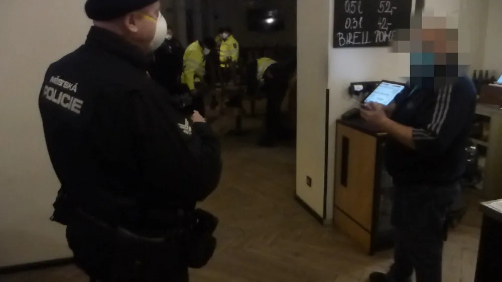 Šeberák není jediný. V centru Prahy měla otevřeno další restaurace, zvala lidi dovnitř