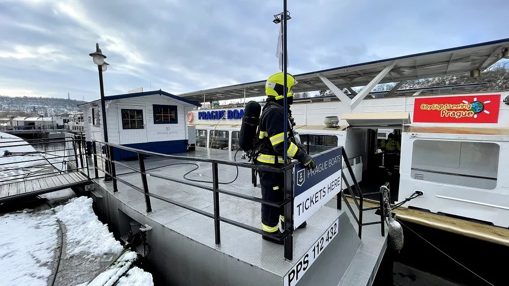 FOTO, VIDEO: Na Vltavě hořelo v podpalubí jednoho z parníku. Požár se podařilo rychle uhasit