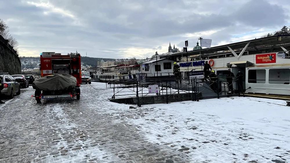FOTO, VIDEO: Na Vltavě hořelo v podpalubí jednoho z parníku. Požár se podařilo rychle uhasit