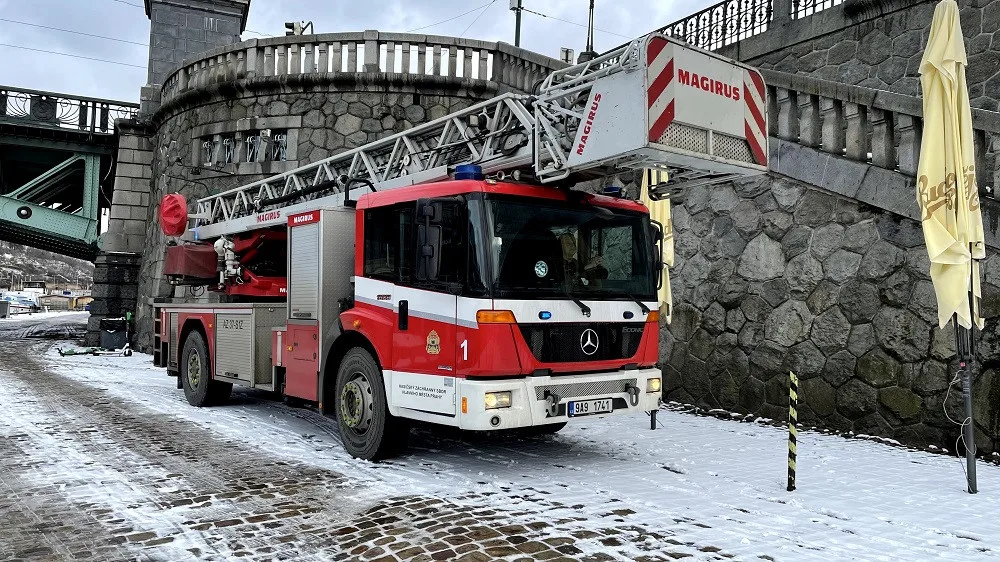 FOTO, VIDEO: Na Vltavě hořelo v podpalubí jednoho z parníku. Požár se podařilo rychle uhasit