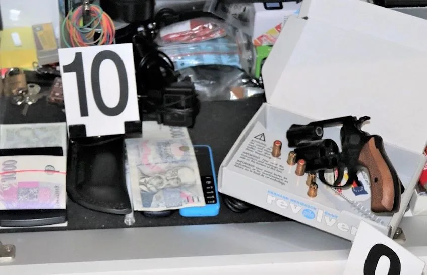 VIDEO: Pražští policisté chytili dealery pervitinu a kokainu. Těm teď hrozí dvanáct let ve vězení