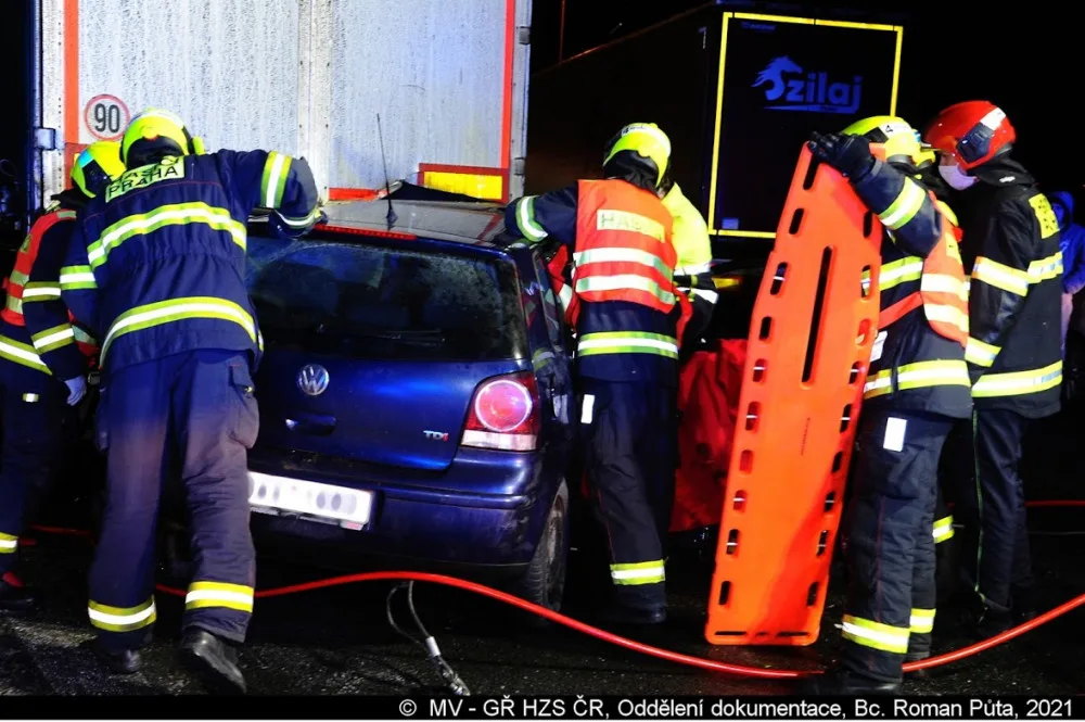 FOTO: Hasiči včera večer zasahovali u nehody u Průhonic. Jednoho člověka museli vyprostit