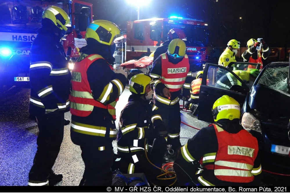 FOTO: Hasiči včera večer zasahovali u nehody u Průhonic. Jednoho člověka museli vyprostit