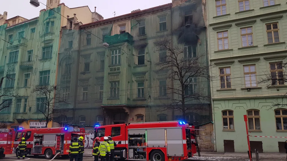 FOTO: V centru Prahy hořel dům. Požár zastavil tramvajový provoz