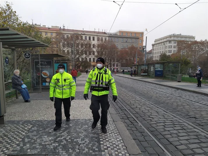 Pražští strážníci se budou cítit zase o něco bezpečněji. Dostanou nové neprůstřelné vesty