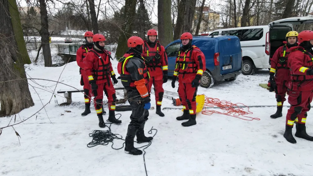 FOTO: Pražští hasiči měli výcvik na zamrzlém rybníku. Radí, jak se chovat na zamrzlé vodní ploše