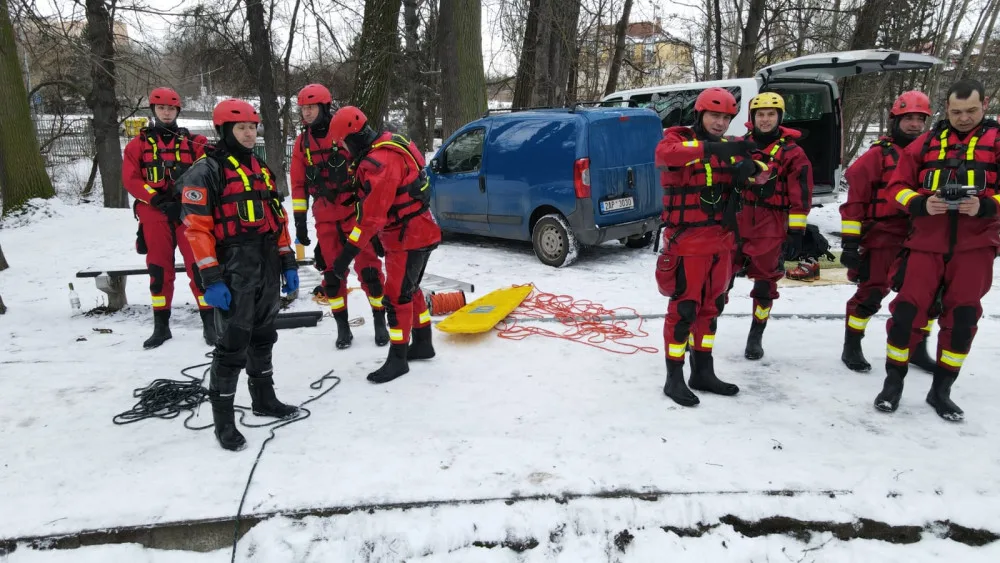 FOTO: Pražští hasiči měli výcvik na zamrzlém rybníku. Radí, jak se chovat na zamrzlé vodní ploše