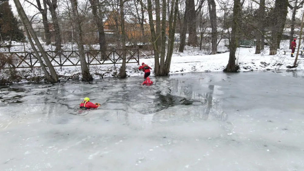 FOTO: Pražští hasiči měli výcvik na zamrzlém rybníku. Radí, jak se chovat na zamrzlé vodní ploše