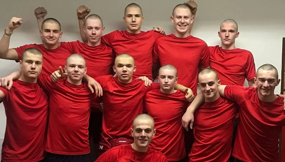Patnáctiletý hokejista Slavie bojuje s vážnou nemocí. Jeho spoluhráči se na podporu ostříhali dohola