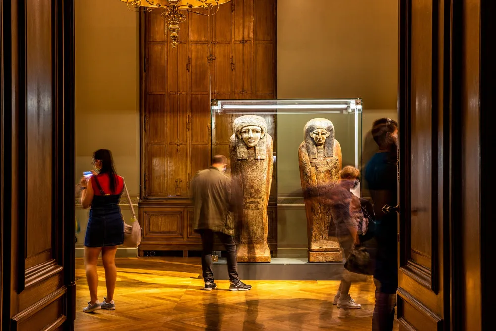 Sluneční králové budou v Praze až do června. Národní muzeum výstavu prodloužilo kvůli koronaviru