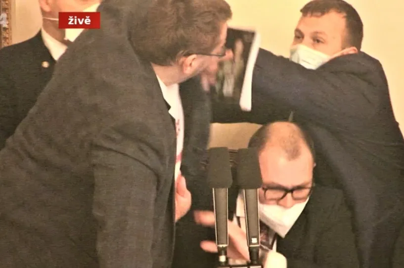 Ve Sněmovně došlo k fyzické potyčce. Poslanci se poprali u předsednického pultíku