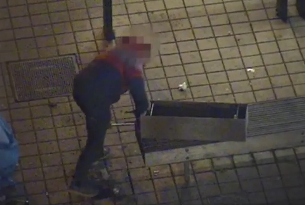 VIDEO: Muž se snažil páčidlem rozebrat popelnici. Chtěl ji ukrást a prodat