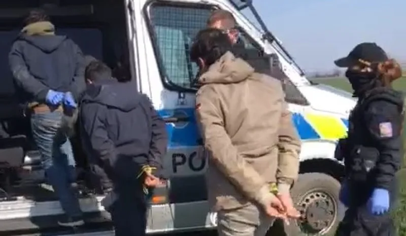 Policisté v Praze objevili devět nelegálních migrantů. Řidič kamionu je Srb