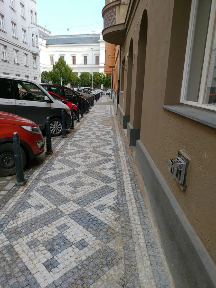 FOTO: Desítky pražských ulic dostaly nové chodníky