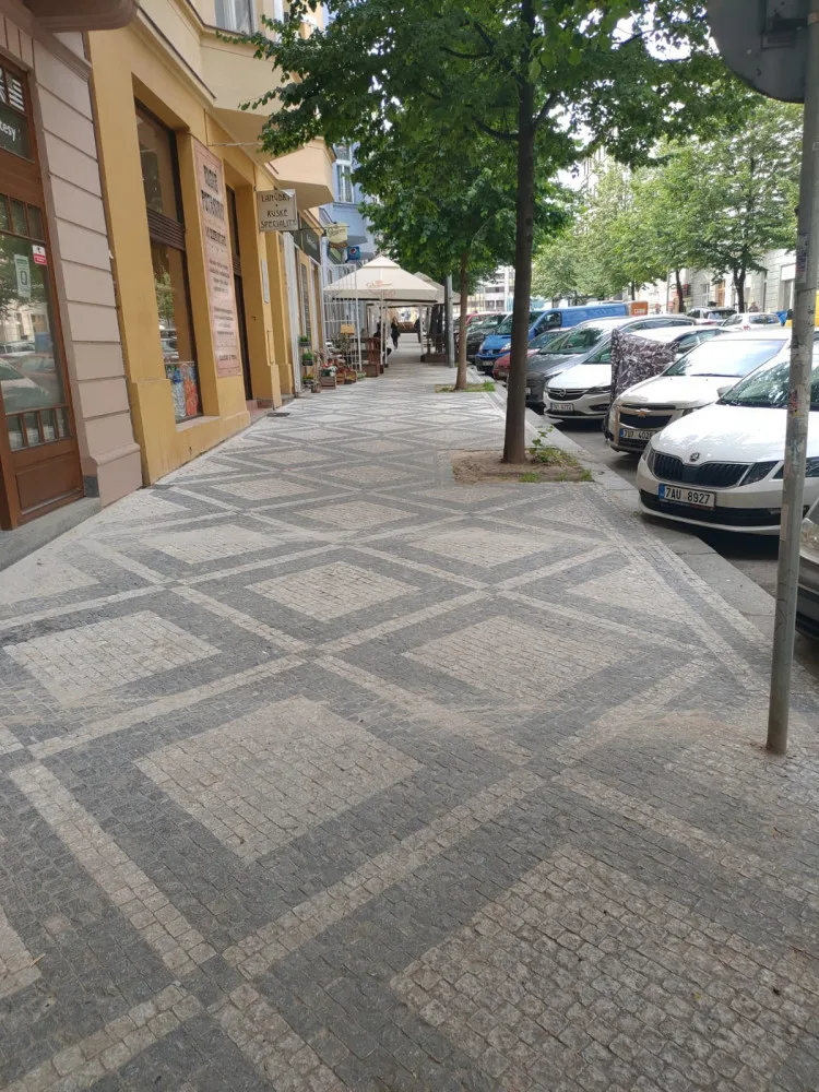 FOTO: Desítky pražských ulic dostaly nové chodníky
