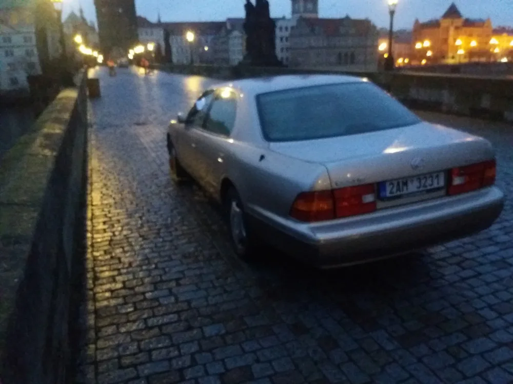 FOTO: Tři auta od rána parkují na Karlově mostě. Protestují proti vládě