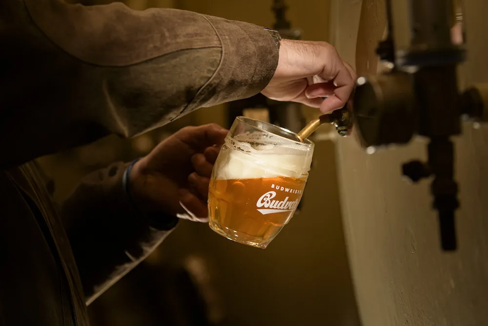 Budvar uvařil loni rekordní objem piva. Na českém trhu mu pomohla novinka Budvar 33