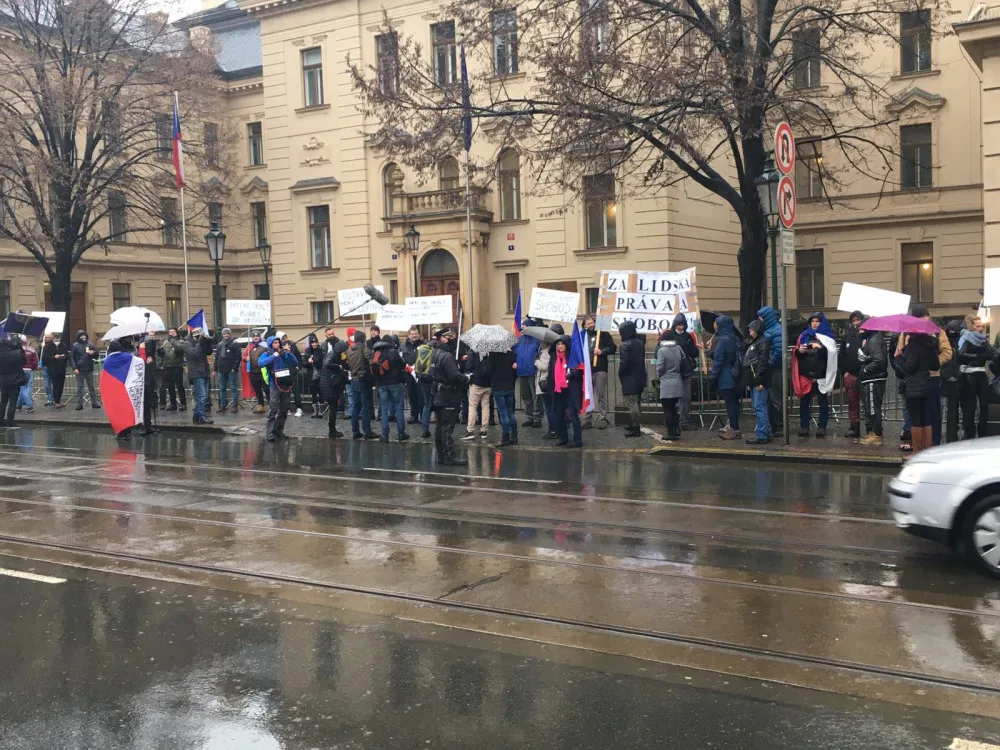 FOTO, VIDEO: Demonstranti jsou u Úřadu vlády. Na protest dohlíží policie