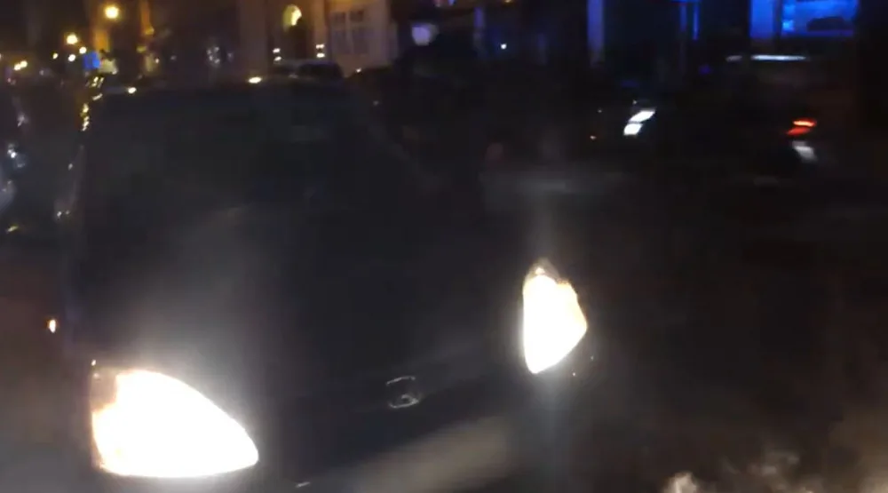 VIDEO: Řidič zastavil na přechodu v centru Prahy a urážel strážníky. Skončil v poutech