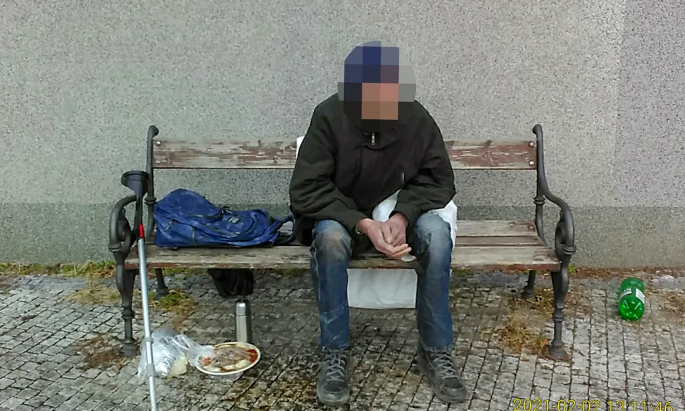 Bezdomovec seděl celý den na lavičce. Život mu zachránil muž, který k němu přivolal policii