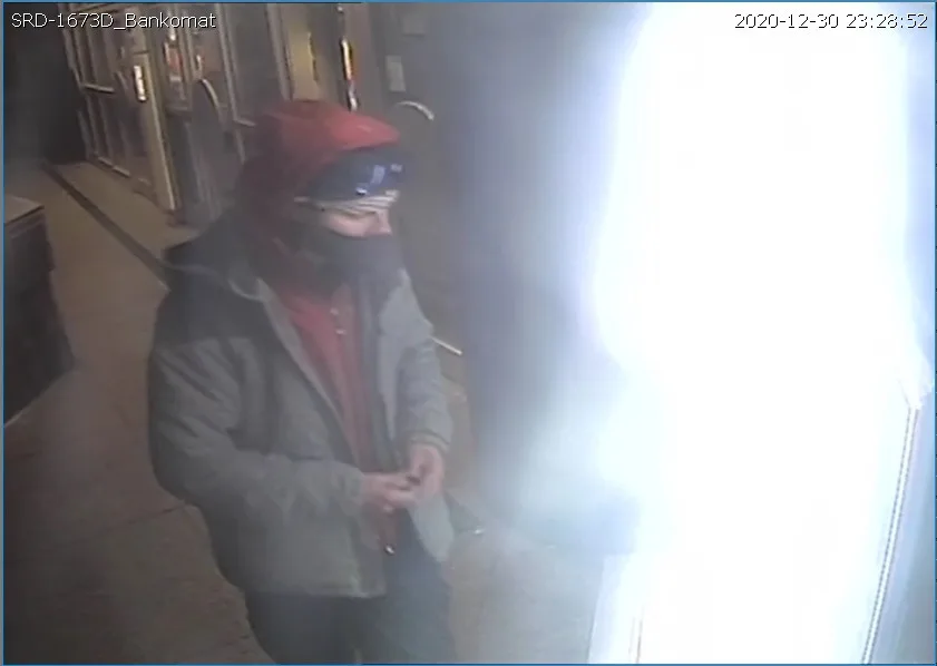 FOTO, VIDEO: Policisté pátrají po trojici mužů, kteří z odcizené kreditky vybrali peníze. Neviděli jste je?