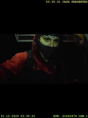 FOTO, VIDEO: Policisté pátrají po trojici mužů, kteří z odcizené kreditky vybrali peníze. Neviděli jste je?