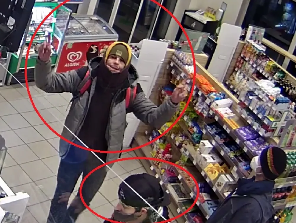 FOTO, VIDEO: Policisté pátrají po trojici mužů, kteří z odcizené kreditky vybrali peníze. Neviděli jste je?