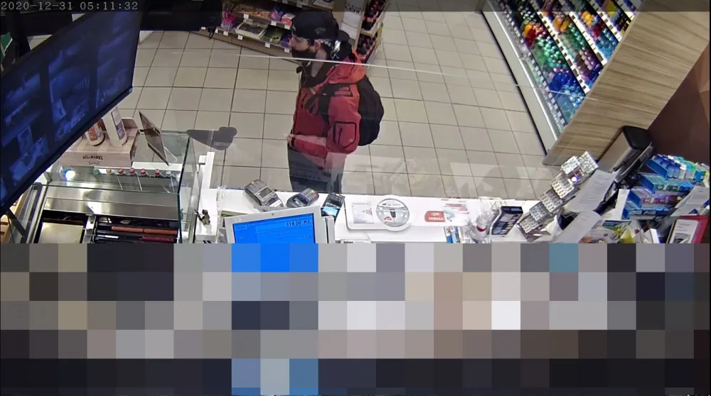 FOTO, VIDEO: Policisté pátrají po trojici mužů, kteří z odcizené kreditky vybrali peníze. Neviděli jste je?