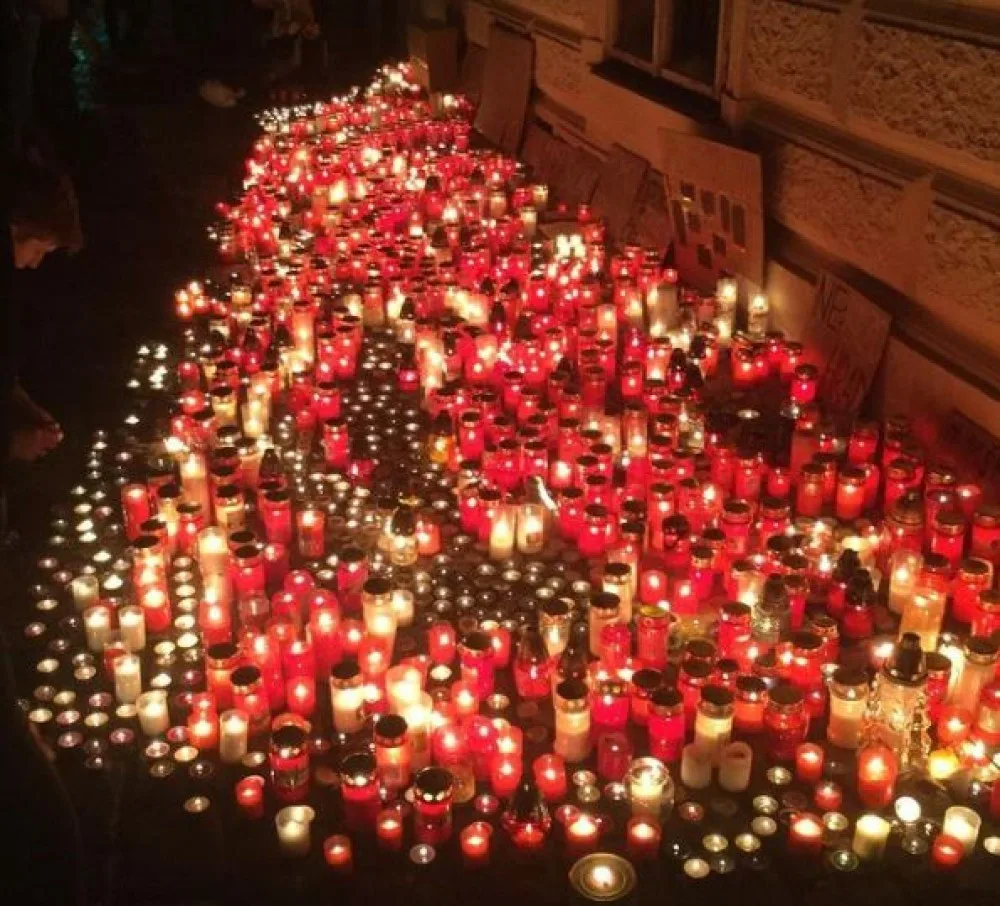 V Praze protestují studenti. Před ministerstvo pokládají svíčky kvůli úpravě maturit
