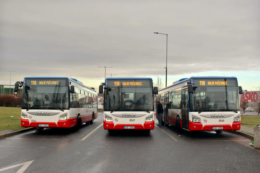FOTO: Na severovýchodě Prahy se cestující svezou novými autobusy