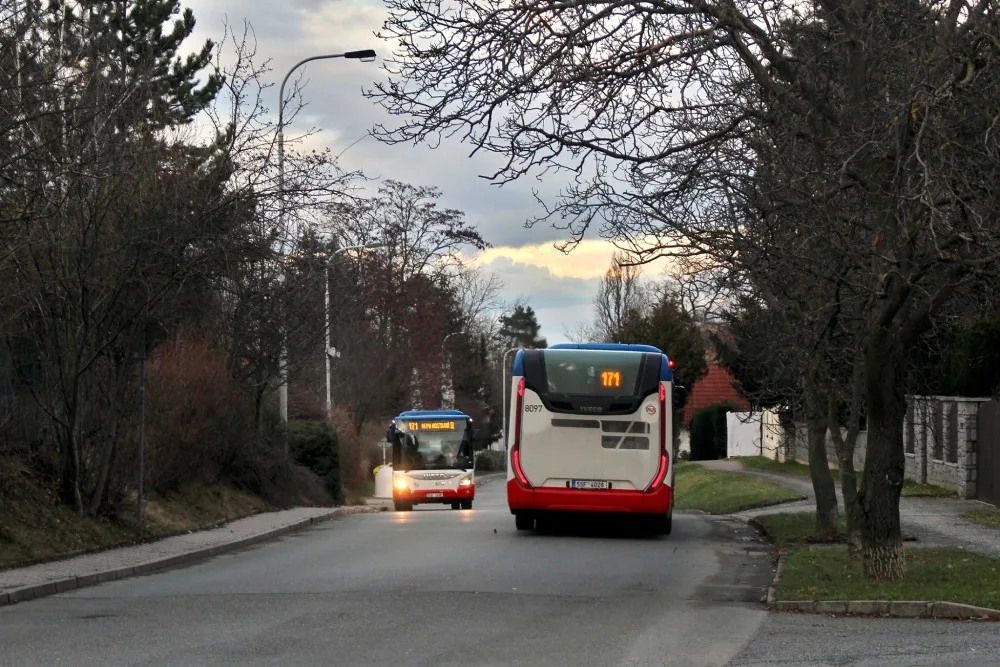 FOTO: Na severovýchodě Prahy se cestující svezou novými autobusy