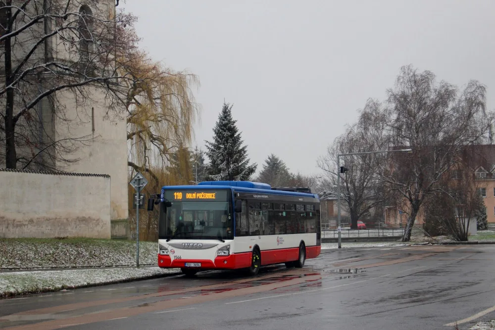 FOTO: Na severovýchodě Prahy se cestující svezou novými autobusy