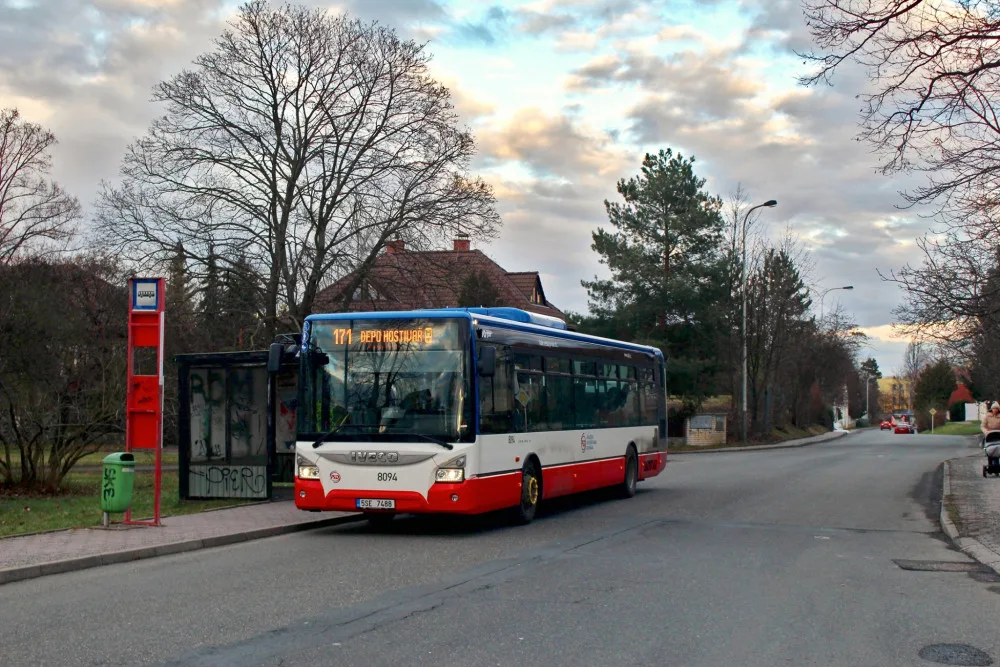 FOTO: Na severovýchodě Prahy se cestující svezou novými autobusy