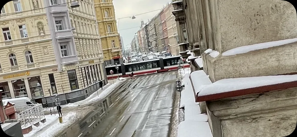 Tramvaj srazila ženu v Praze. Nehoda zablokovala provoz