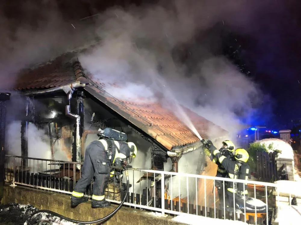Při nočním požáru přístavku domu hasiči evakuovali 11 lidí