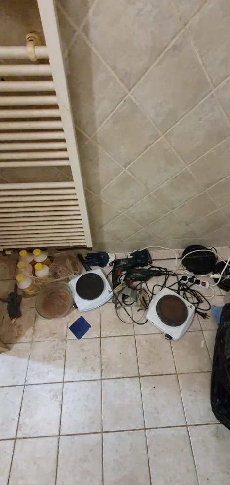 Při vaření pervitinu v bytě došlo k výbuchu. Popáleného vařiče zadrželi kriminalisté