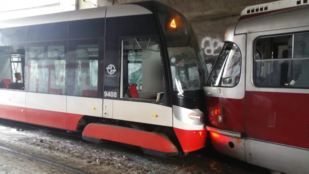 V ulici U Bulhara se srazily dvě tramvaje. Zranily se dvě osoby