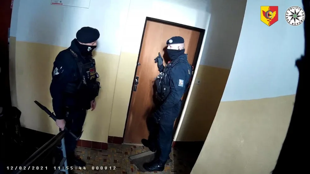 Pražští policisté zachránili život ženě, která prodělala epileptický záchvat a zůstala ležet ve svém bytě