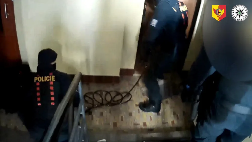 Pražští policisté zachránili život ženě, která prodělala epileptický záchvat a zůstala ležet ve svém bytě