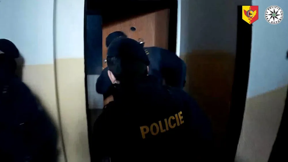Pražští policisté zachránili život ženě, která prodělala epileptický záchvat a zůstala ležet ve svém bytě