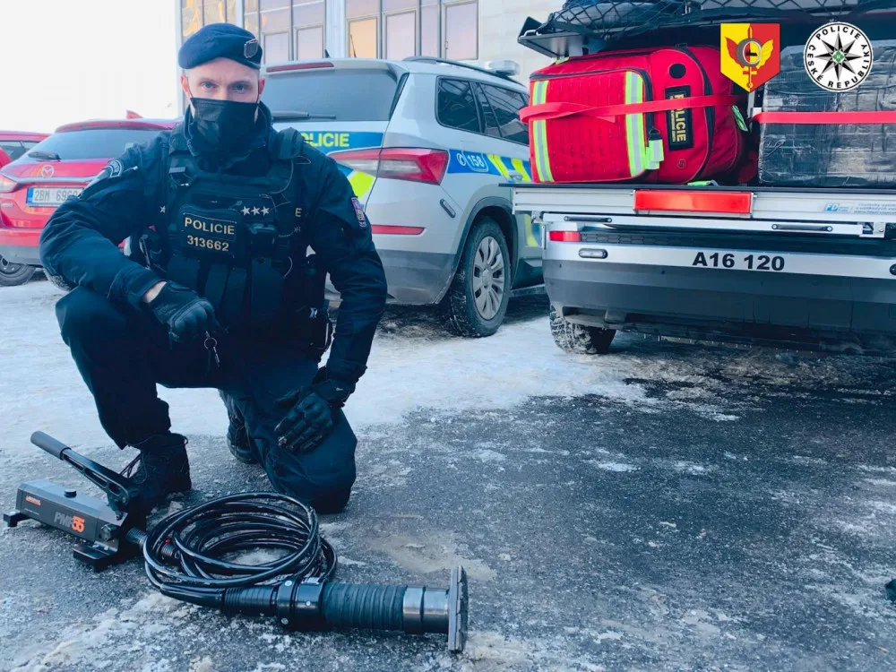 Pražští policisté zachránili život ženě, která prodělala epileptický záchvat a zůstala ležet ve svém bytě
